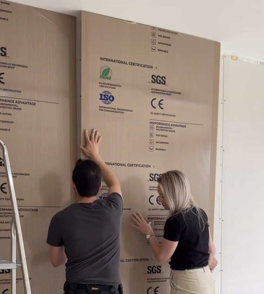 Sfeervol interieur met een bamboe wandpaneel in hout- of marmerlook.