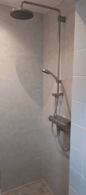 Na situatie badkamer met bamboe wandpanelen